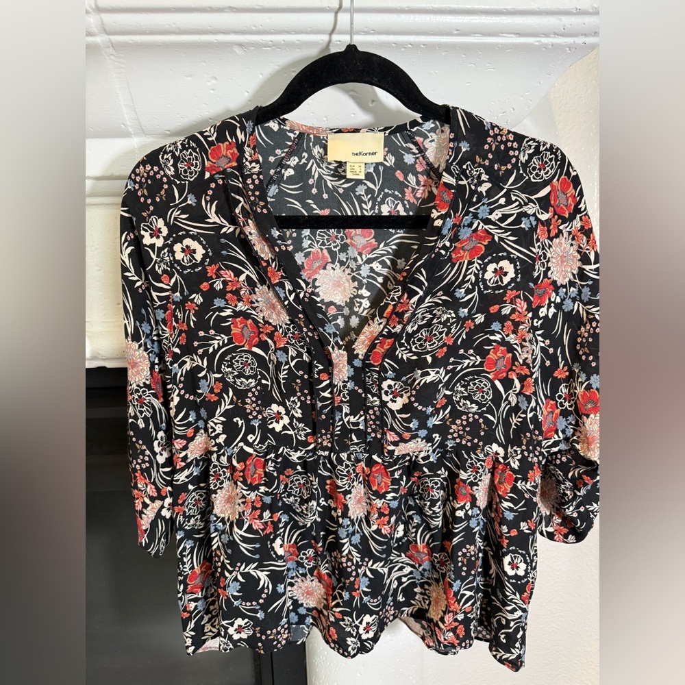 The Korner 100% Silk Black Floral V-Neck Women’s Blouse Size Small